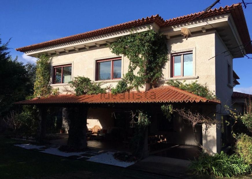 Fachada y cocina del chalet. Fotografías: Idealista