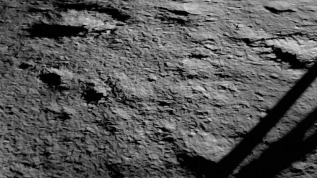 Imagen del lugar de alunizaje. A la derecha, una de las cuatro patas del módulo. Foto: ISRO