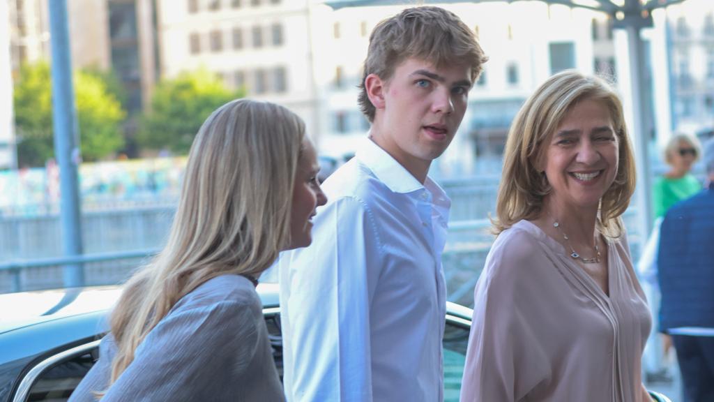 La infanta Cristina junto a sus hijos Miguel e Irene previo a la graduación de esta.