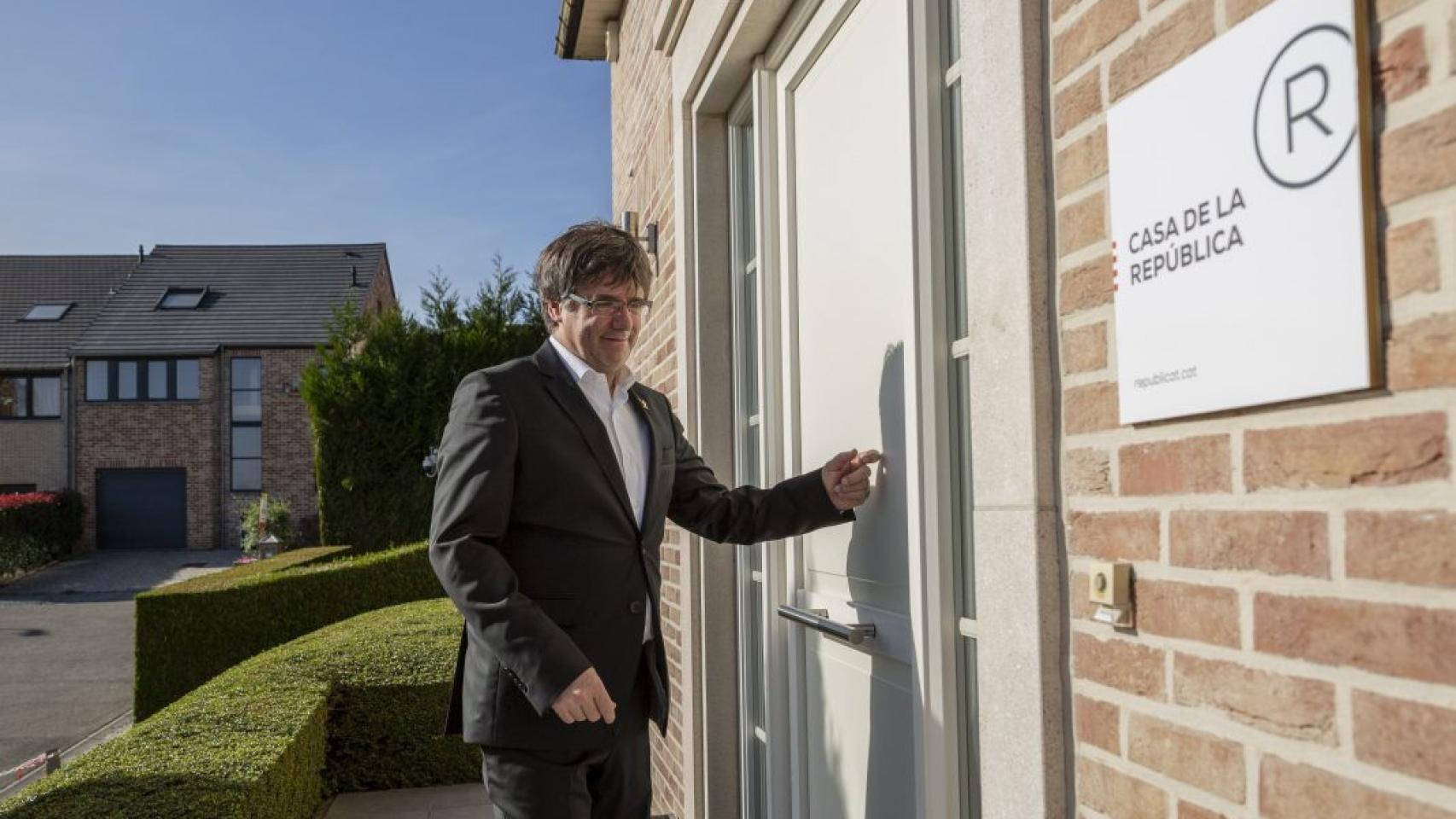 Carles Puigdemont, expresidente de la Generalitat de Cataluña huido de la Justicia, ante su palacete en Waterloo (Bélgica).