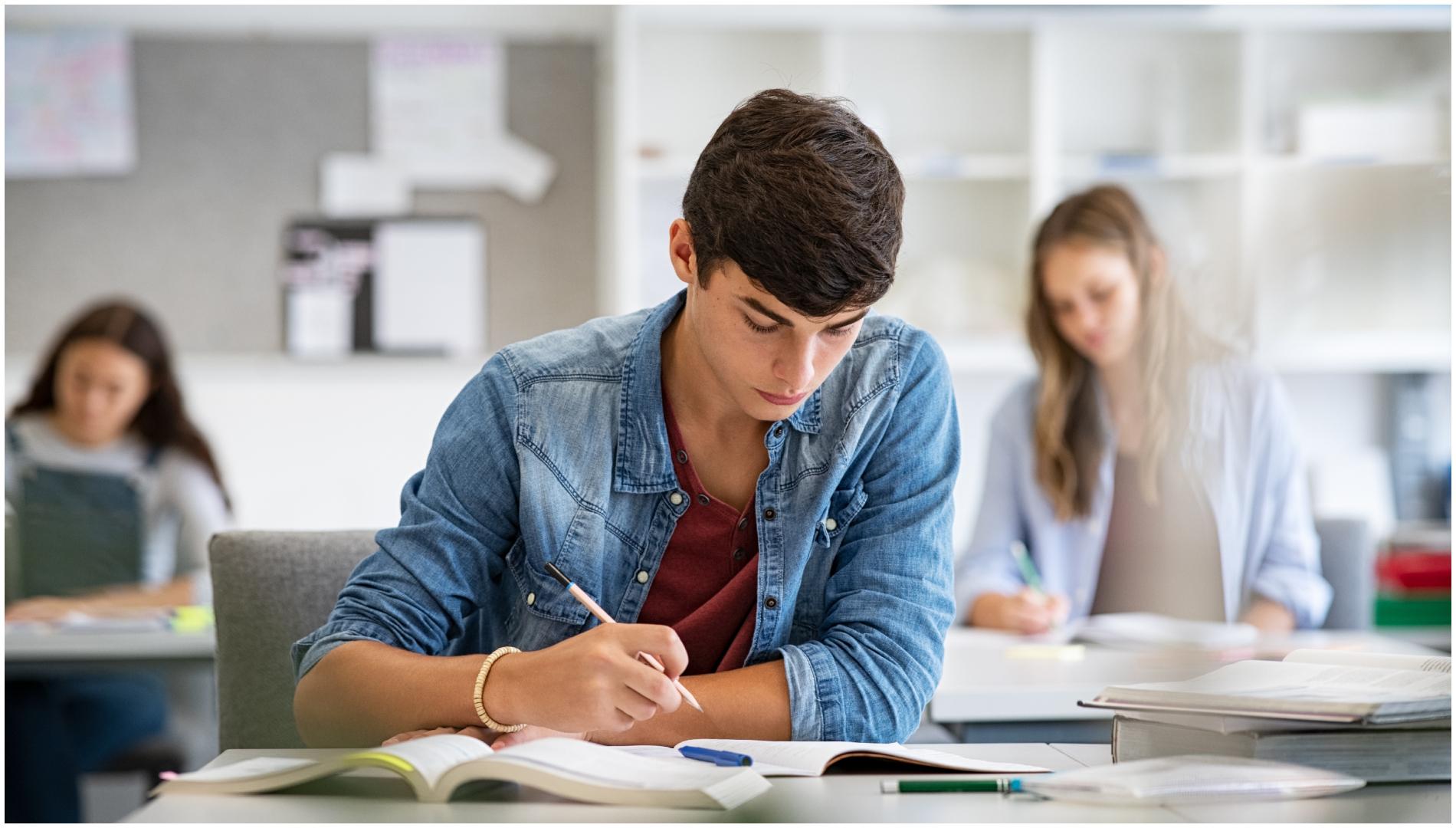 Varios alumnos en el aula
