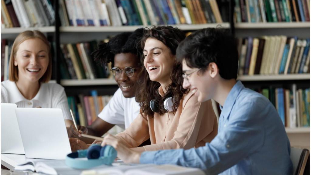 Varios jóvenes participan de una formación