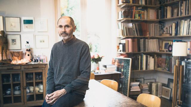 El psiquiatra Christophe André posa en su estudio.