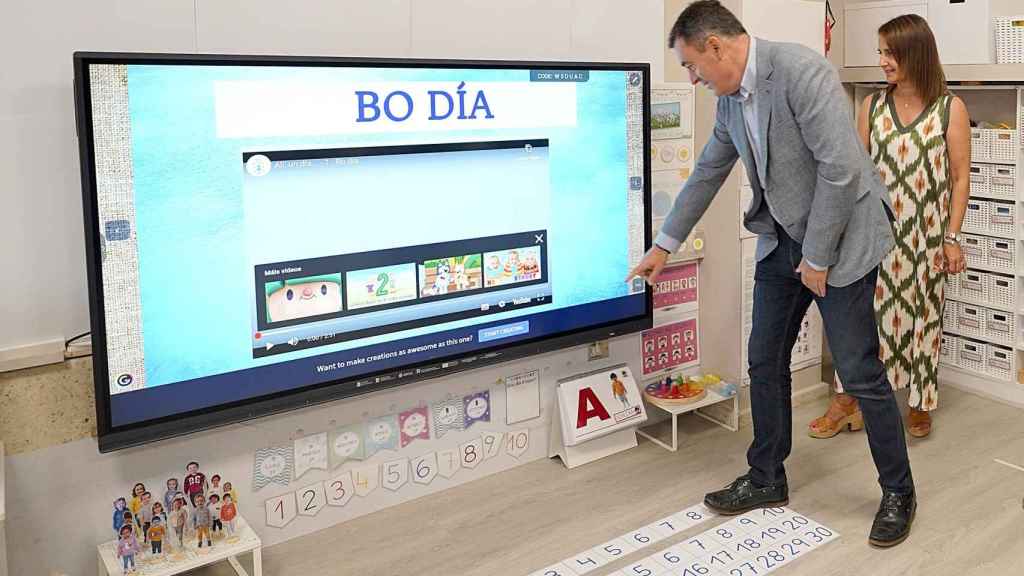 El conselleiro de Educación, presentó en Vigo las nuevas aulas AMI.