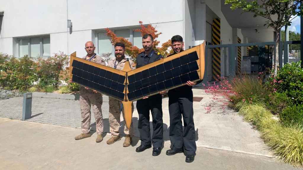 Miembros de la Armada sen las instalaciones de Marine Instruments en Nigrán (Pontevedra).