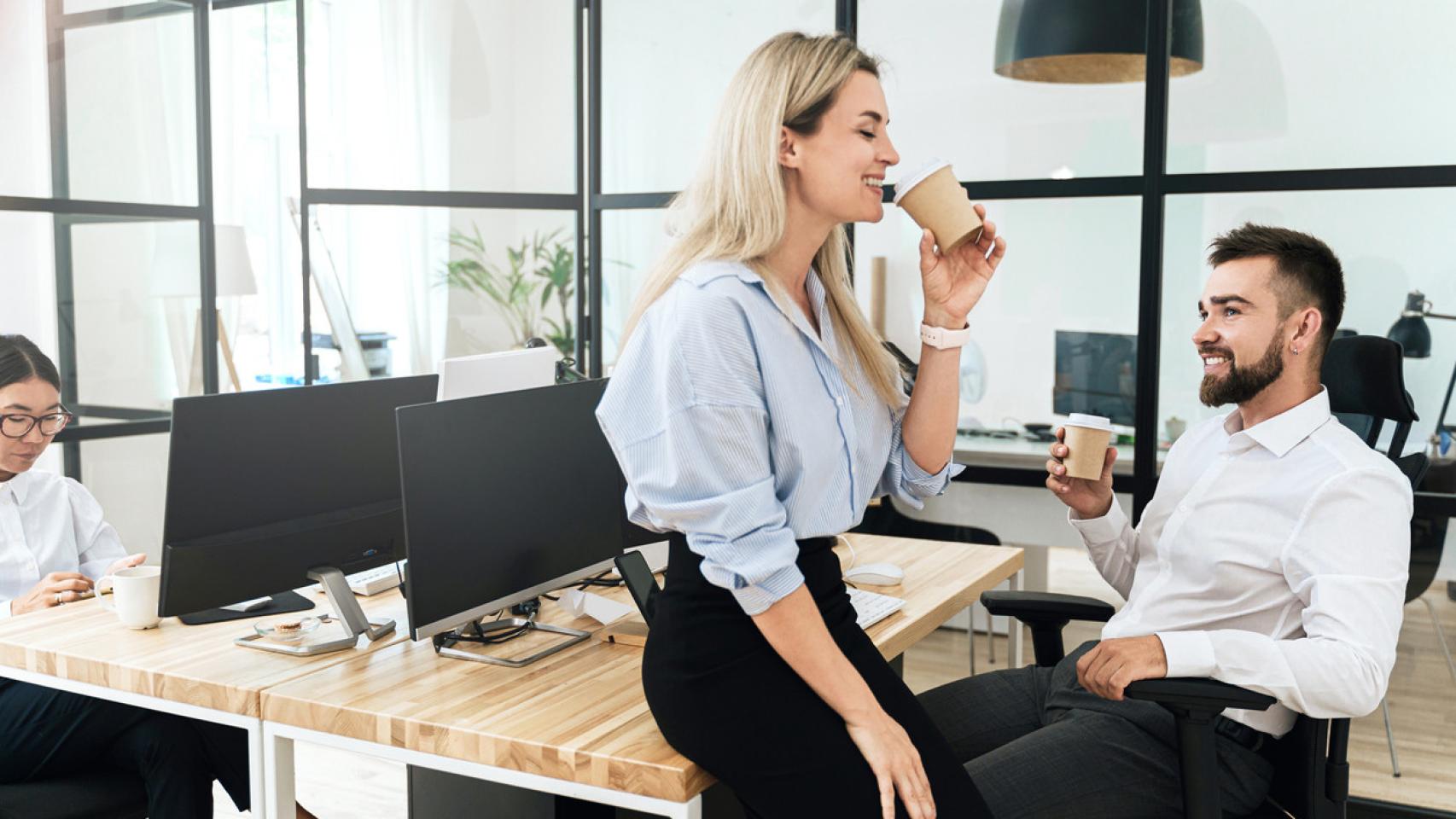 Una pareja tonteando en el trabajo. Foto: iStok.