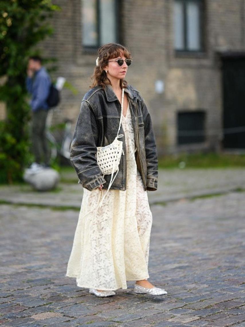 Vestido veraniego con chaqueta vaquera encima.