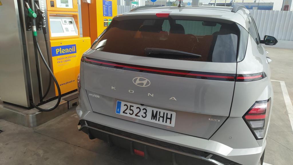 Repostaje en la gasolinera 'low cost'.