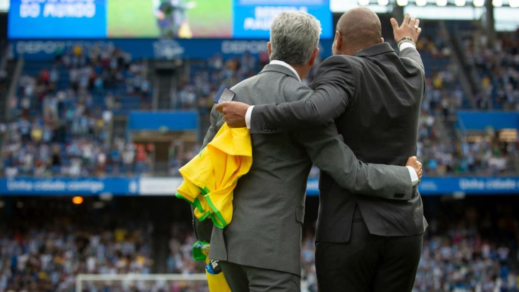 Bebeto y Mauro Silva en su homenaje en Riazor.