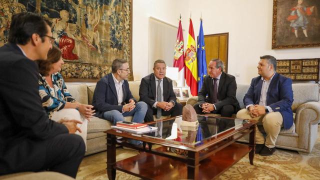 Imagen de archivo de García-Page junto a los agentes sociales de Castilla-La Mancha.