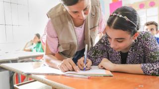 Asmaa junto a su profesora, Sylva Skaff.