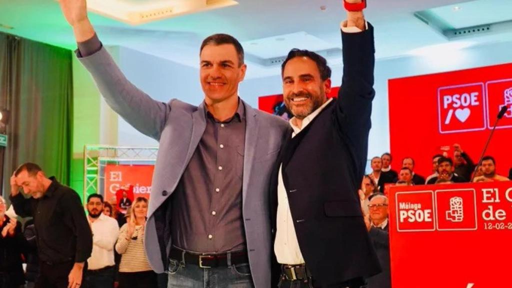El secretario general del PSOE, Pedro Sánchez, junto al secretario provincial, Daniel Pérez, en Málaga.