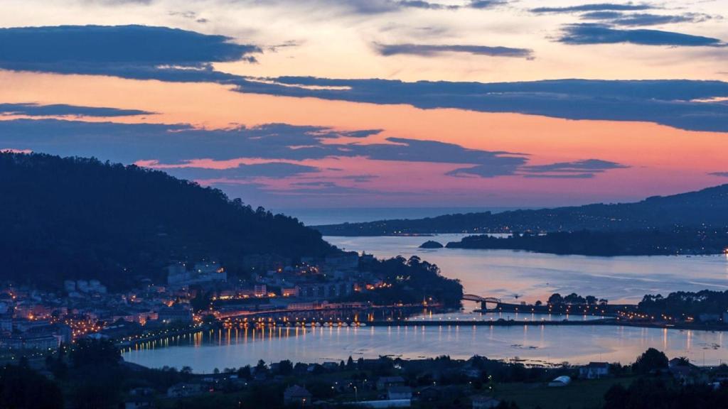 Vista nocturna de Pontedeume.