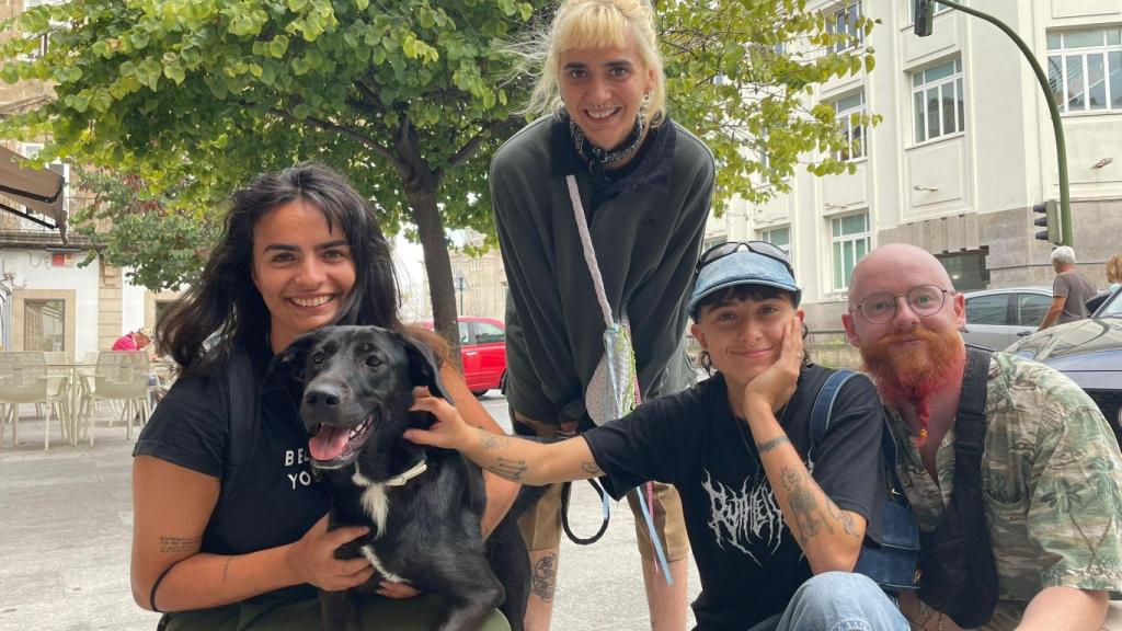 Tarta posando con sus dueña y sus amigos