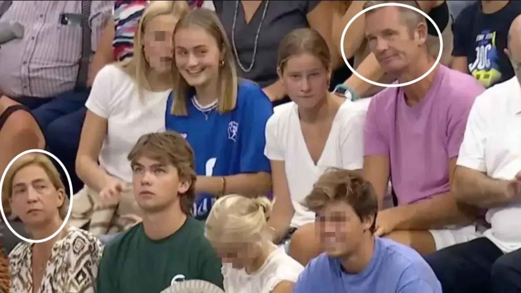 La infanta Cristina e Iñaki Urdangarin junto a sus hijos, en el partido de balonmano de su hijo Pablo.