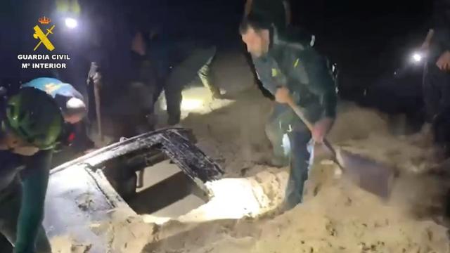 La Guardia Civil desentierra el coche de Manuel López, arrastrado por la DANA en Aldea del Fresno.