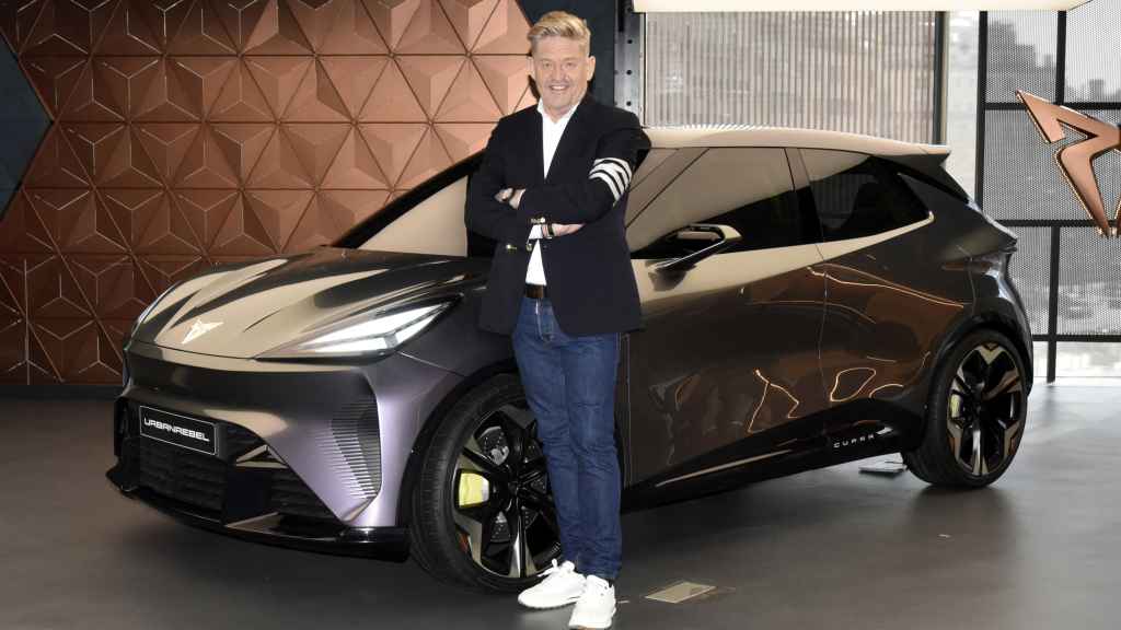 El presidente de Seat, Wayne Griffiths, junto con un prototipo que anticipa el Cupra Raval.