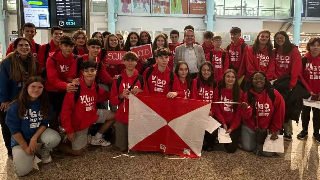 El regidor, Abel Caballero, junto a  estudiantes beneficiarios de la beca de inglés.