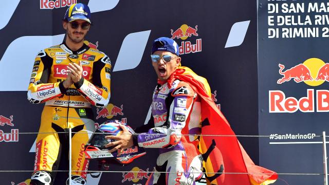 Jorge Martín celebra su victoria en presencia de Pecco Bagnaia, en el Gran Premio de San Marino.