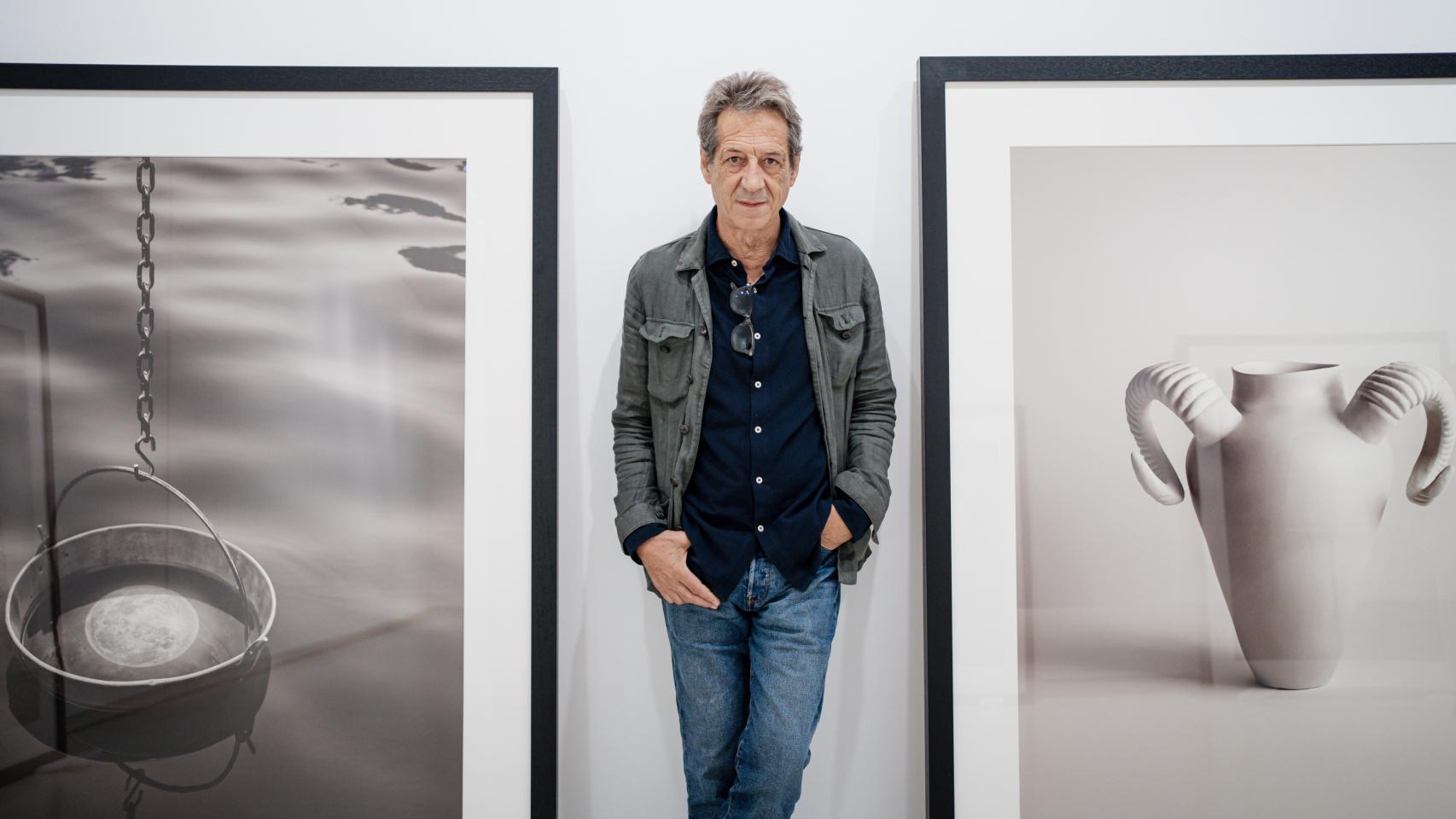 Chema Madoz, entre dos de sus fotografías, aún sin colgar, en la galería Elvira González de Madrid