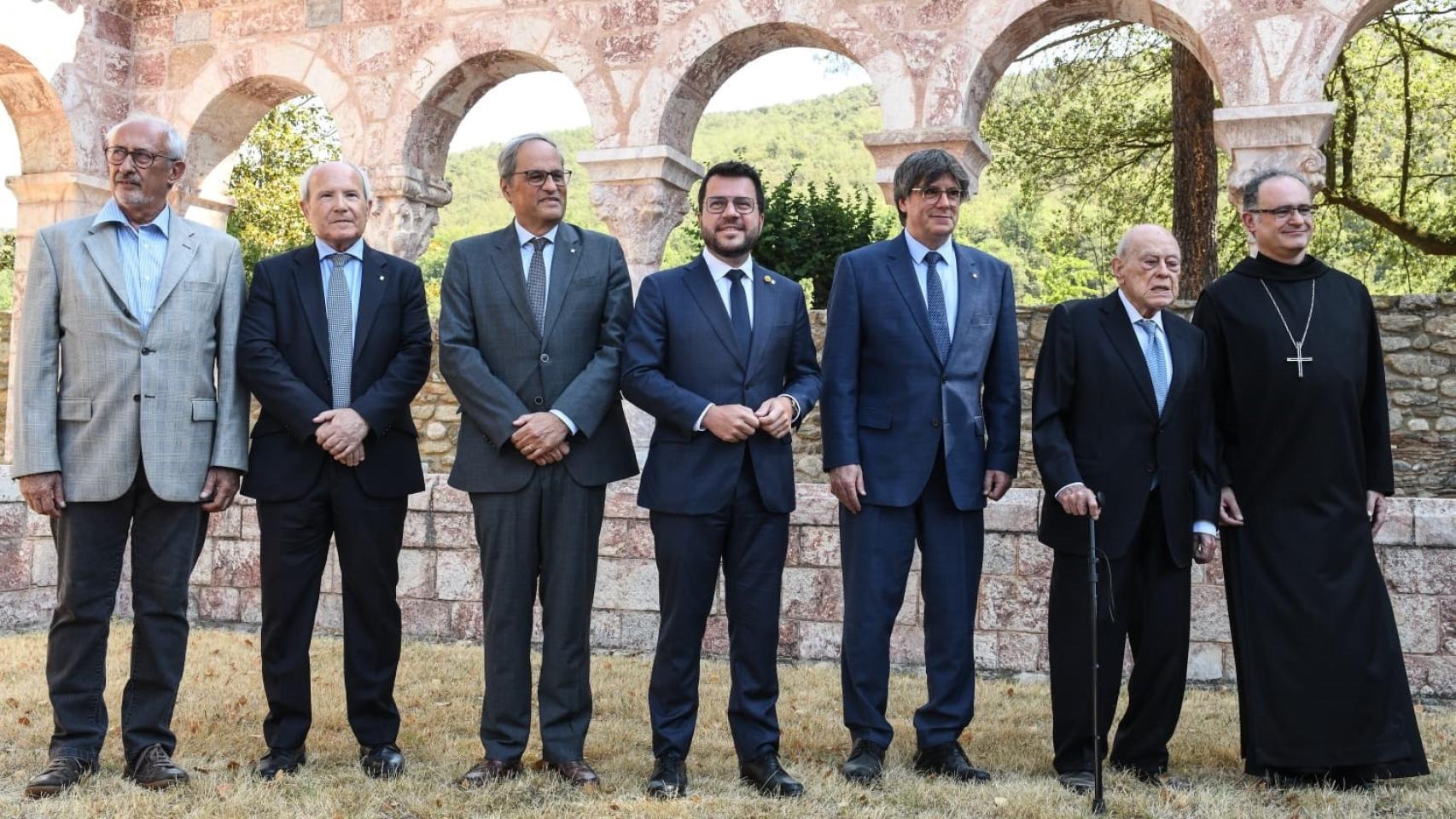 Carles Puigdemont (a la derecha) junto al presidente de la Generalitat, Pere Aragonès, y los expresidentes de la Generalitat Quim Torra, José Montilla y Jordi Pujol durante el homenaje al músico Pau Casals a los 50 años de su muerte en el exilio, en la Abadía de Sant Miquel de Cuixà.