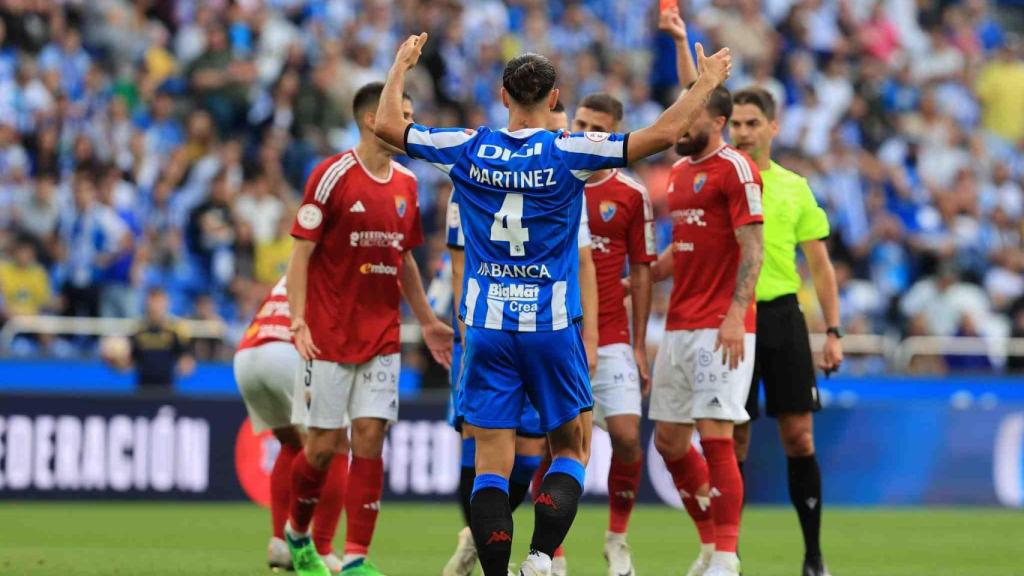 Pablo Martínez protesta al colegiado la expulsión de Lucas