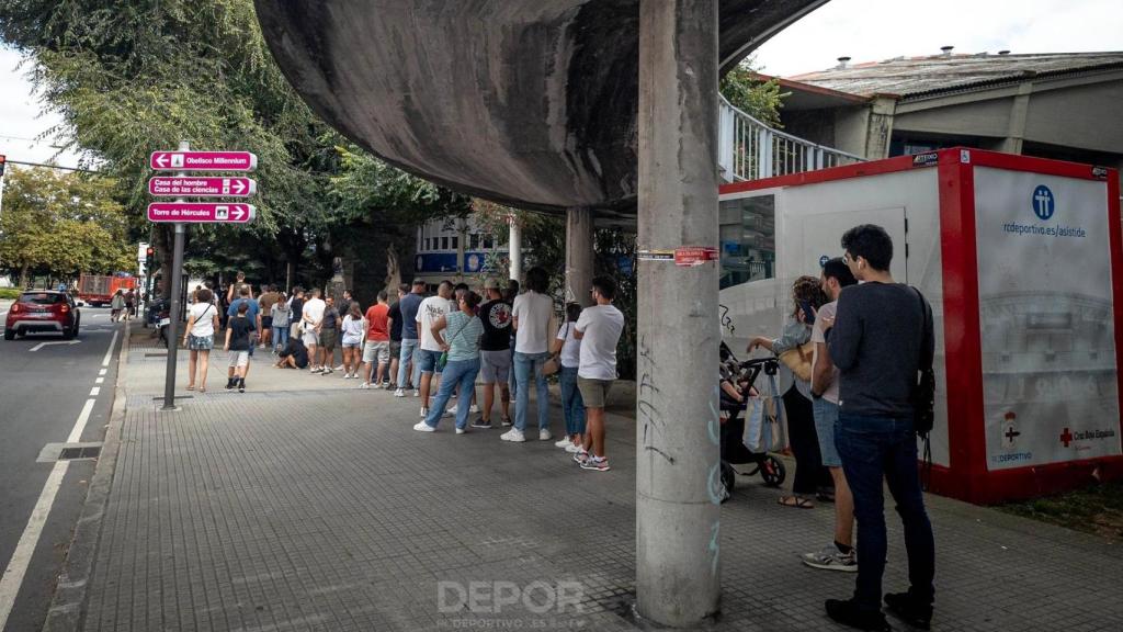 Colas para adquirir entradas para ver al Deportivo en el día de hoy