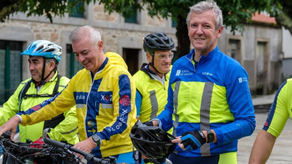 Rueda completa una etapa del Camiño de Santiago en bicicleta