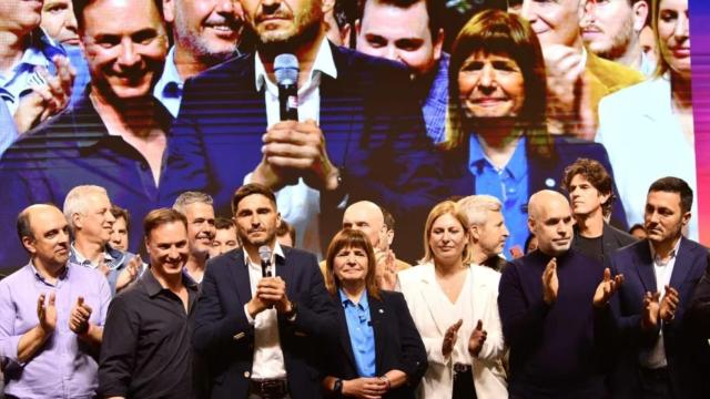 El candidato electo de Santa Fe, Maximiliano Pullaro, sostiene un micrófono. A su izquierda, Patricia Bullrich.