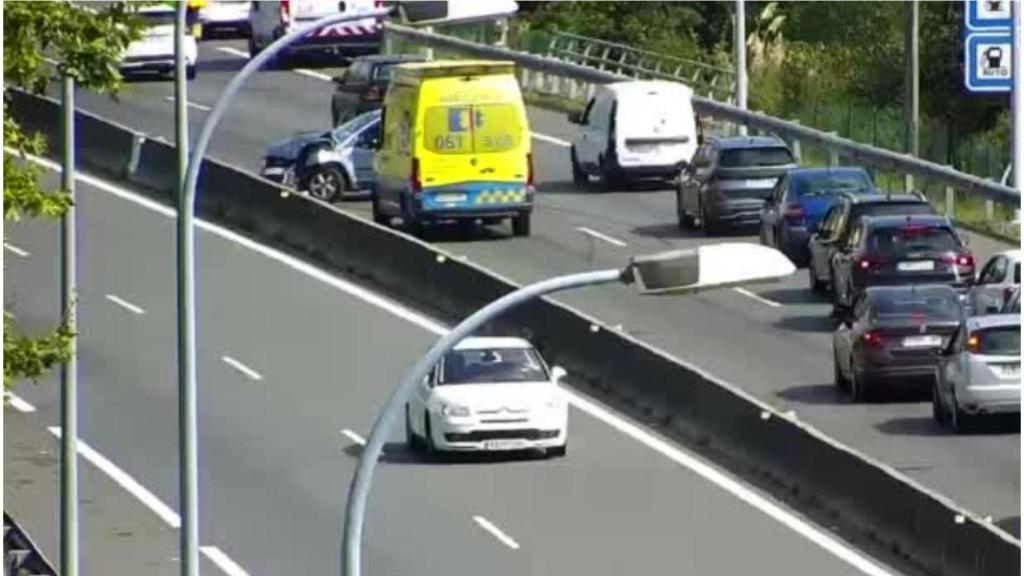 El primer accidente en la AP-9 captado por las cámaras de la DGT