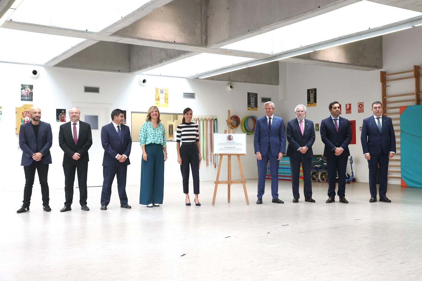 Autoridades posando con la Reina y la placa conmemorativa en el CEIP O Camiño Inglés en Oroso