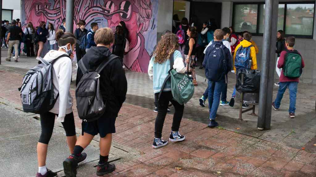 Imagen de archivo de jóvenes entrando en el centro escolar.