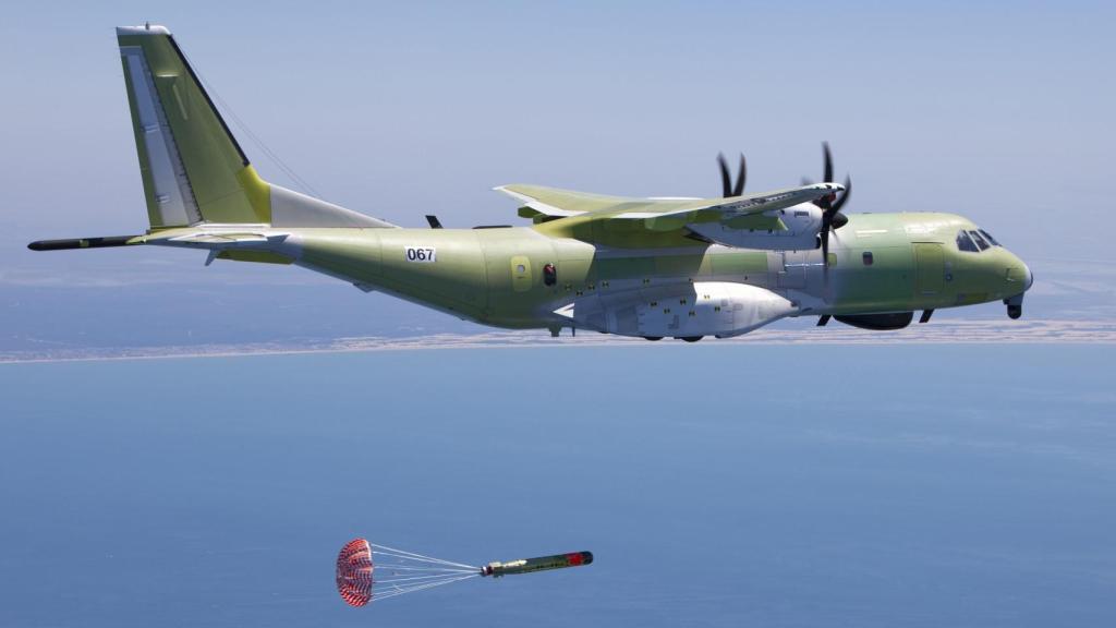 C-295 lanzando un torpedo