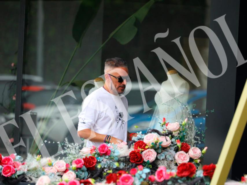 Kiko Hernández salía y entraba de la tienda para poder hablar tranquilamente por teléfono.