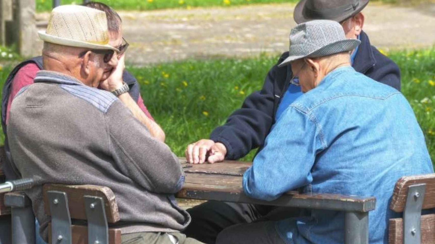 Grupo de jubilados reunidos.