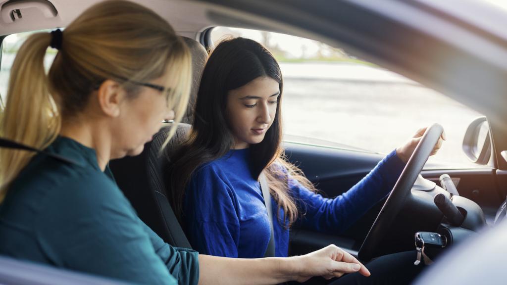 Una alumna durante una clase de conducir.