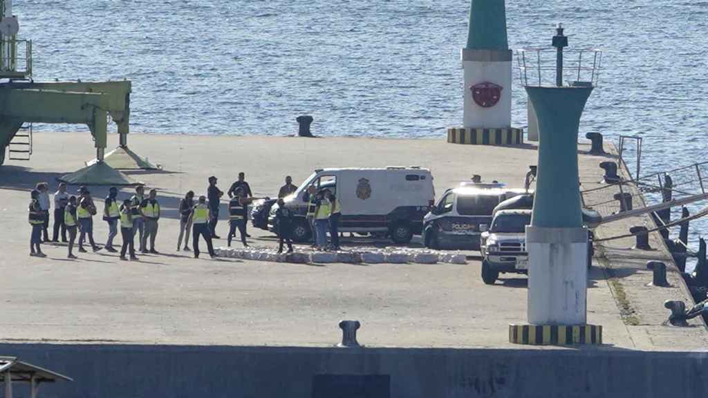 Fardos de cocaína descargados en el muelle transversal del Puerto de Vigo.
