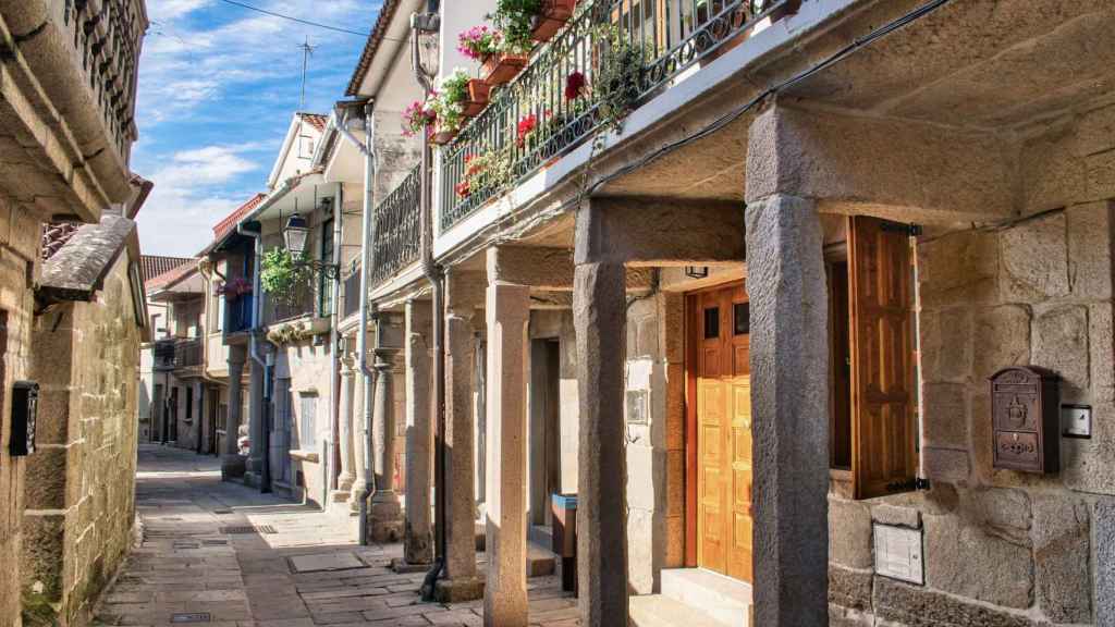 Calle peatonal de estilo medieval en la villa gallega seleccionada por Jetcost.