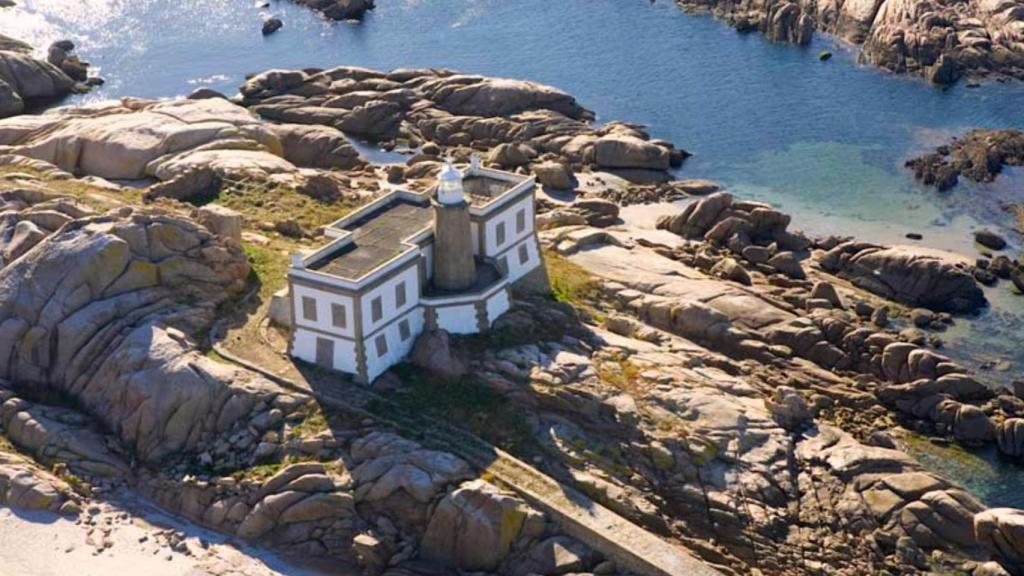 Vista aérea del Faro de las islas Lobeiras.