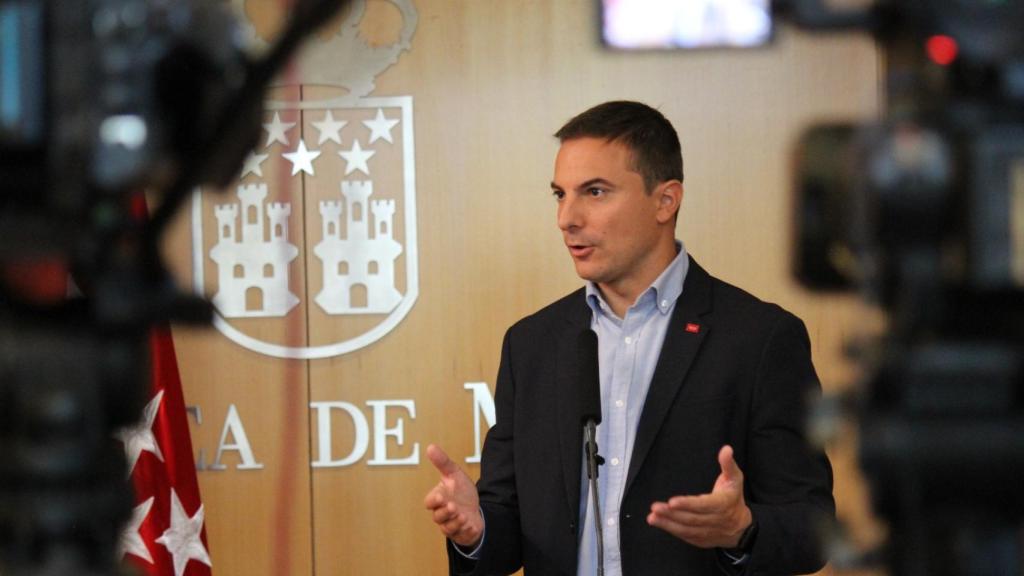 El secretario general del PSOE en Madrid, Juan Lobato, en la Asamblea de Madrid.