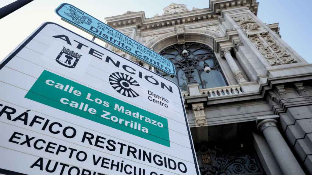 Una señal de tráfico informa sobre la entrada en vigor de la Zona de Bajas Emisiones (ZBE).