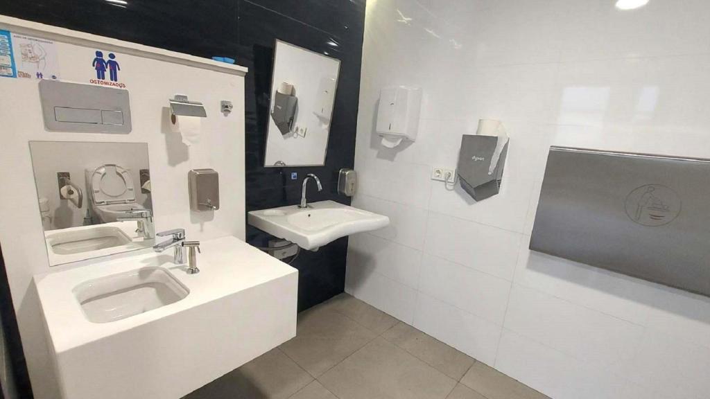 El nuevo baño para pasajeros ostomizados de Alvedro.