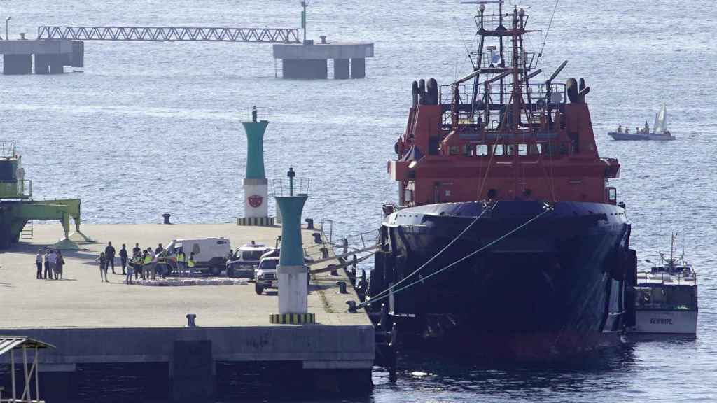 Descarga en Vigo de la cocaína hallada de un pesquero que fue interceptado frente a las Rías Baixas.