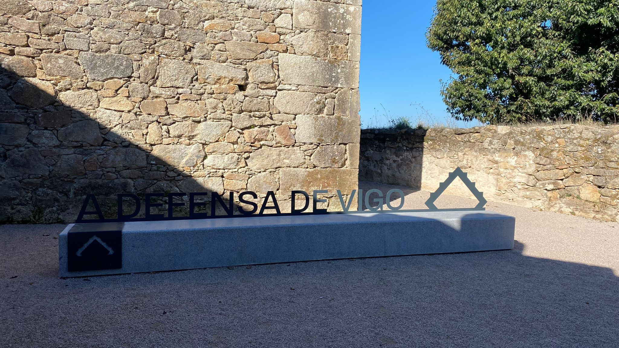 Nueva cartelería en el exterior de la fortaleza.