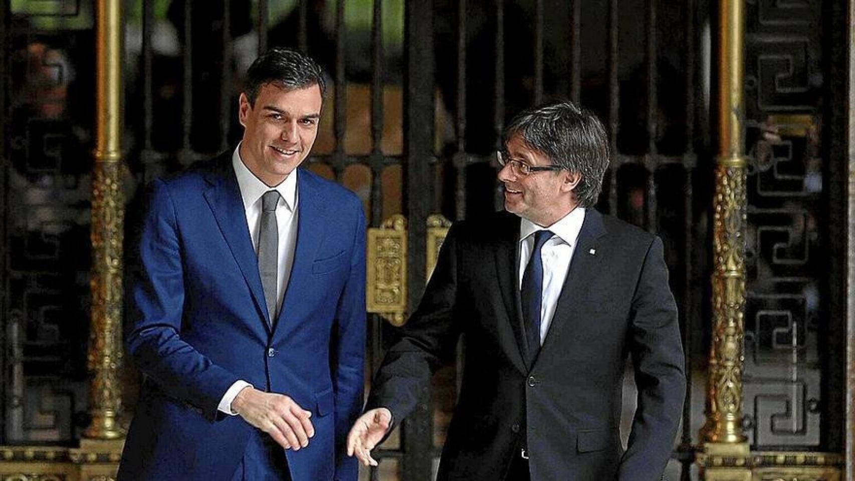 Pedro Sánchez, con el entonces 'president' Carles Puigdemont, en un encuentro de 2016.