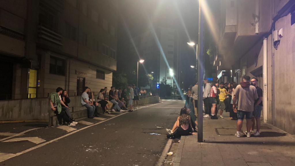 Estudiantes al final de la primera noche de jueves universitario en el Ensanche compostelano