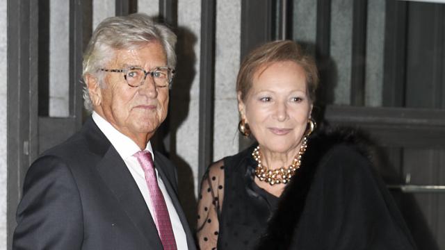 El malogrado Pepe Domingo Castaño junto a su mujer, María Teresa Vega, en un acto público en el Teatro Real en 2019.