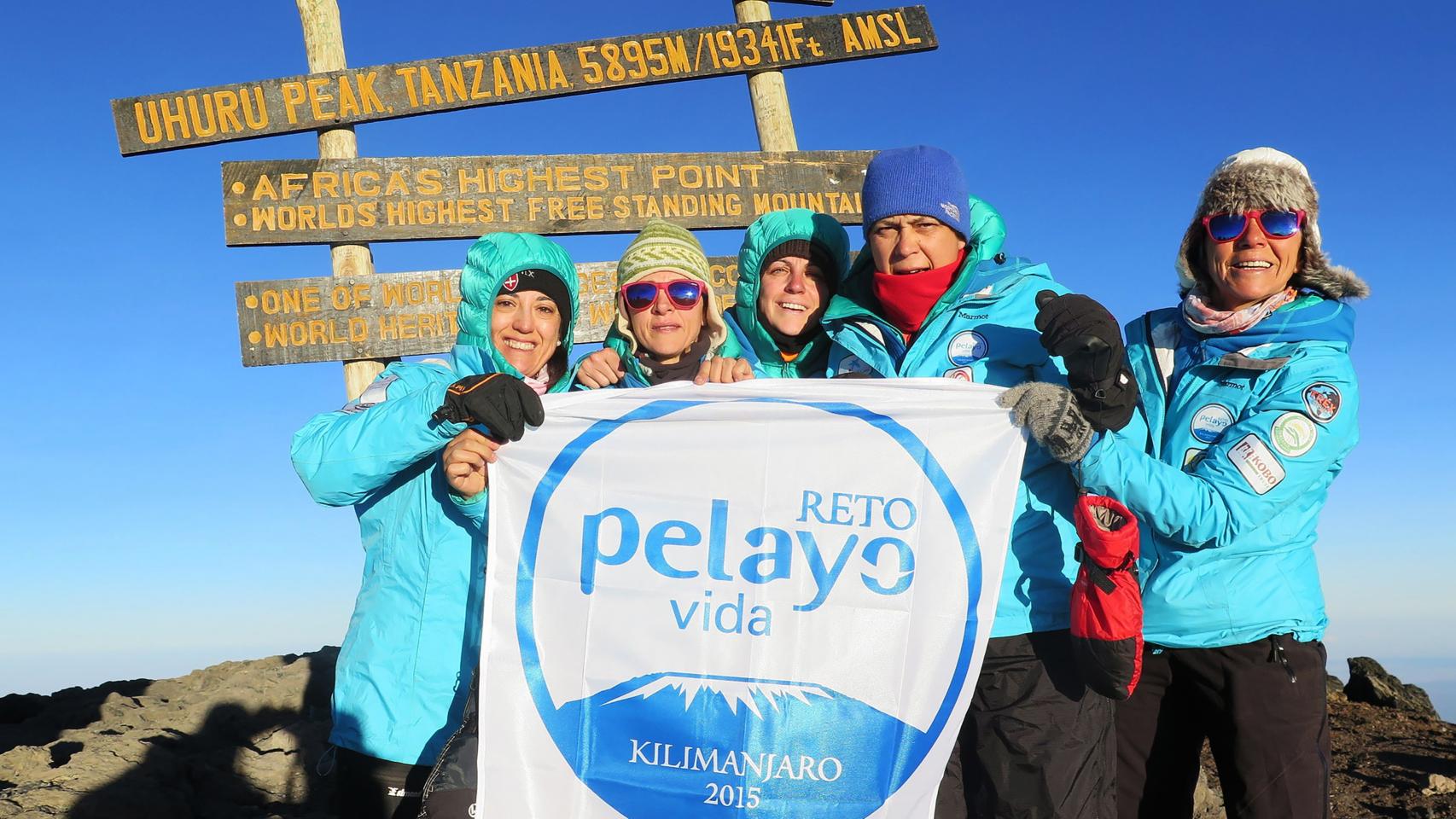 Frattini en la cumbre del Kilimanjaro en 2015, con cinco supervivientes de cáncer que participaron en el primer 'Reto Pelayo Vida'.