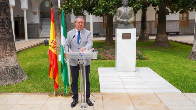 El secretario general del PSOE andaluz, Juan Espadas, en el Parlamento andaluz ante la imagen de Blas Infante.