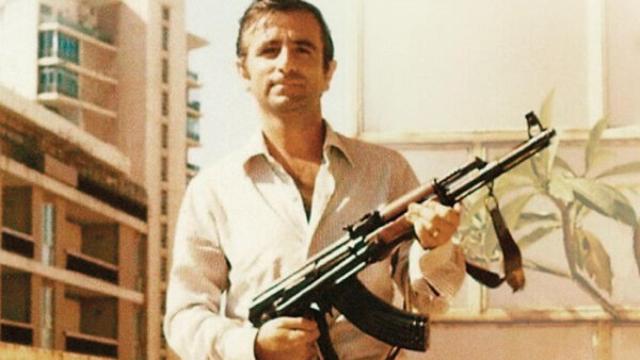 Alcoverro sostiene un kalashnikov con 35 años en su casa de Beirut en una imagen que ilustra la portada de su libro.